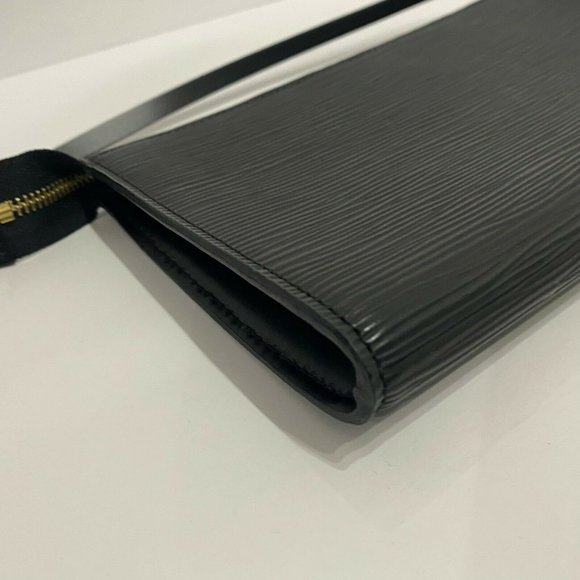 Authentic Louis Vuitton Pochette Accessories Epi Leather - Picture 12 of 16